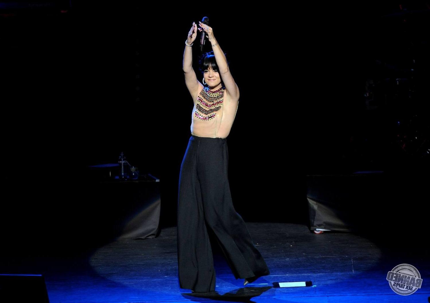 16P Lily Allen  see her nude tits through transparent top during concert