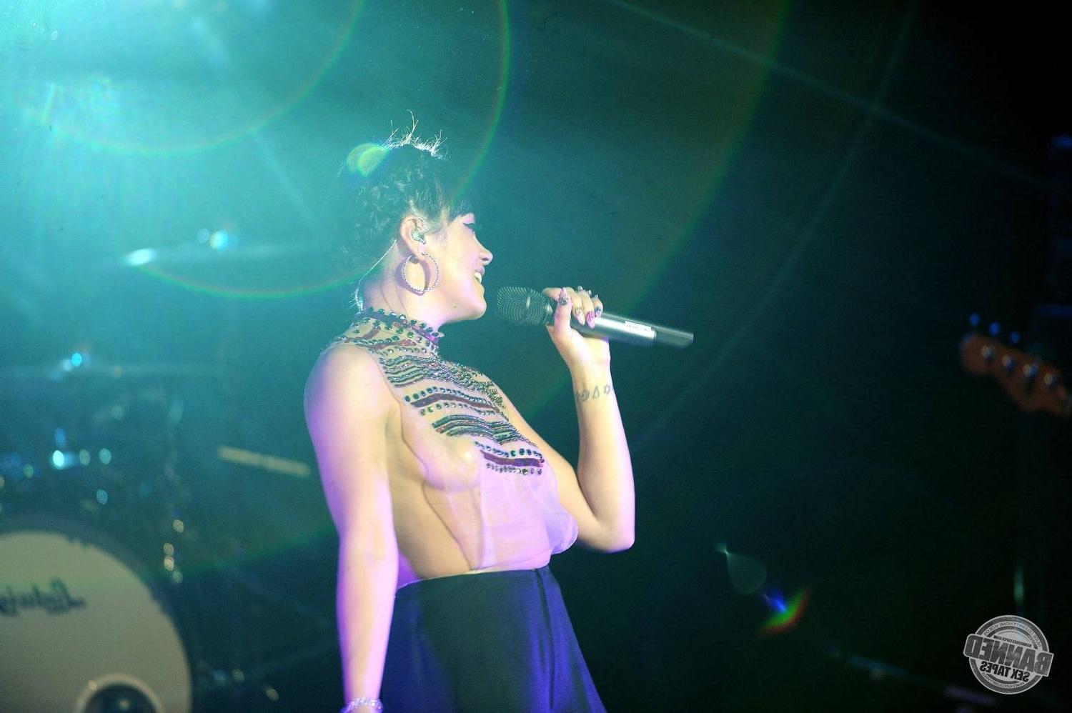 16P Lily Allen  see her nude tits through transparent top during concert