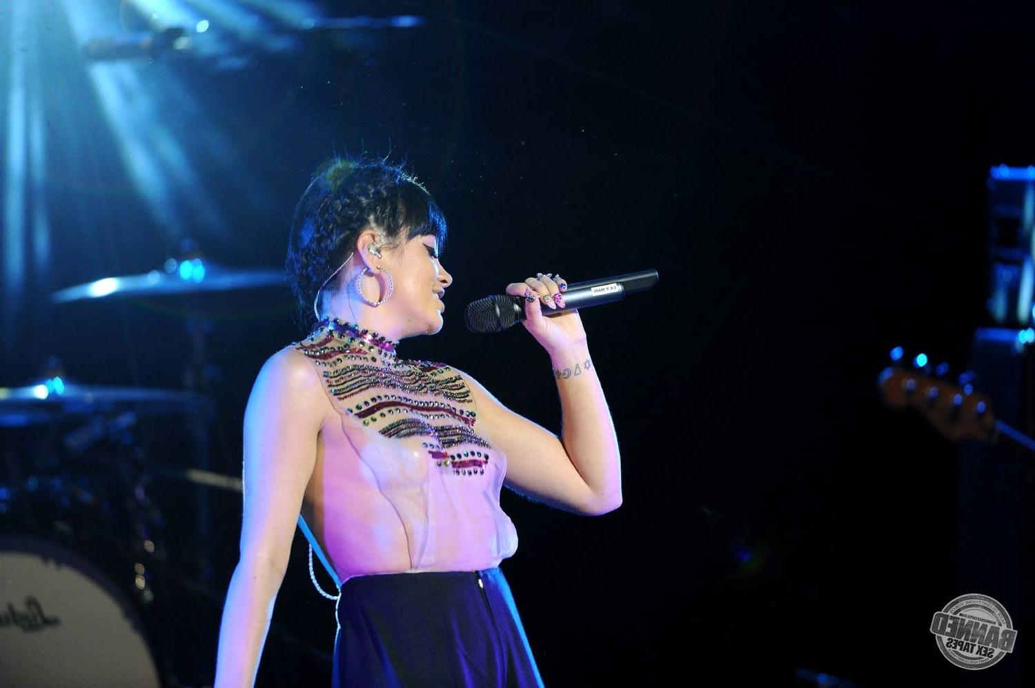16P Lily Allen  see her nude tits through transparent top during concert