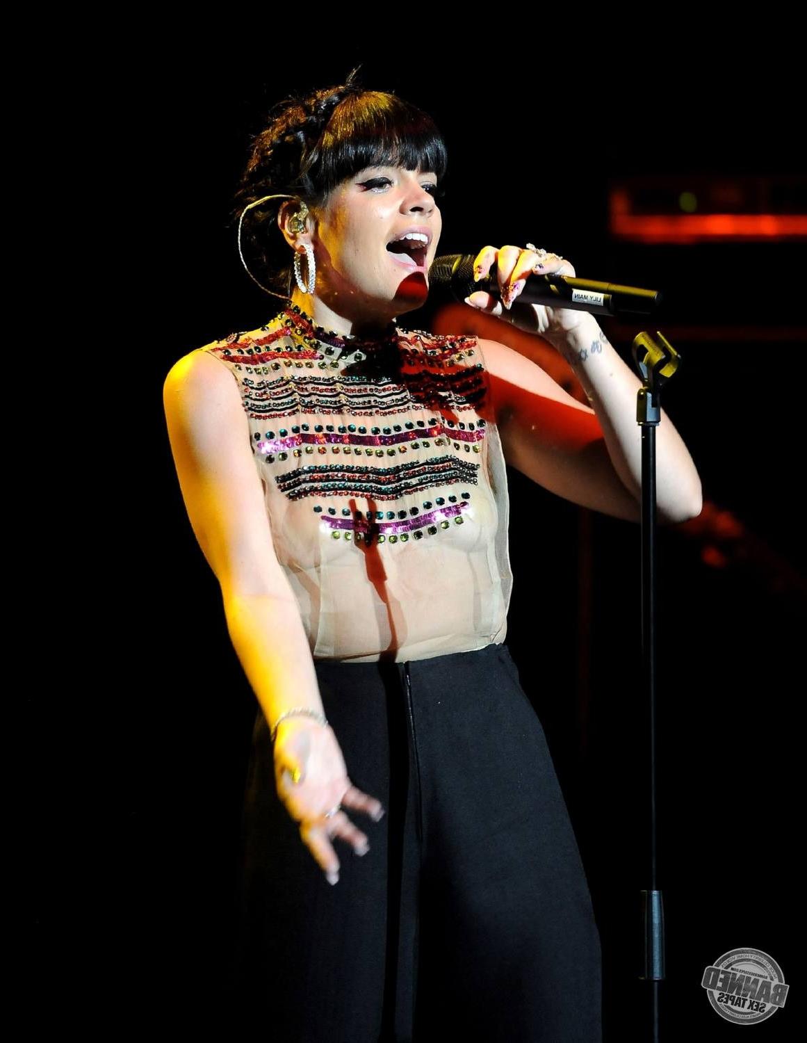 16P Lily Allen  see her nude tits through transparent top during concert