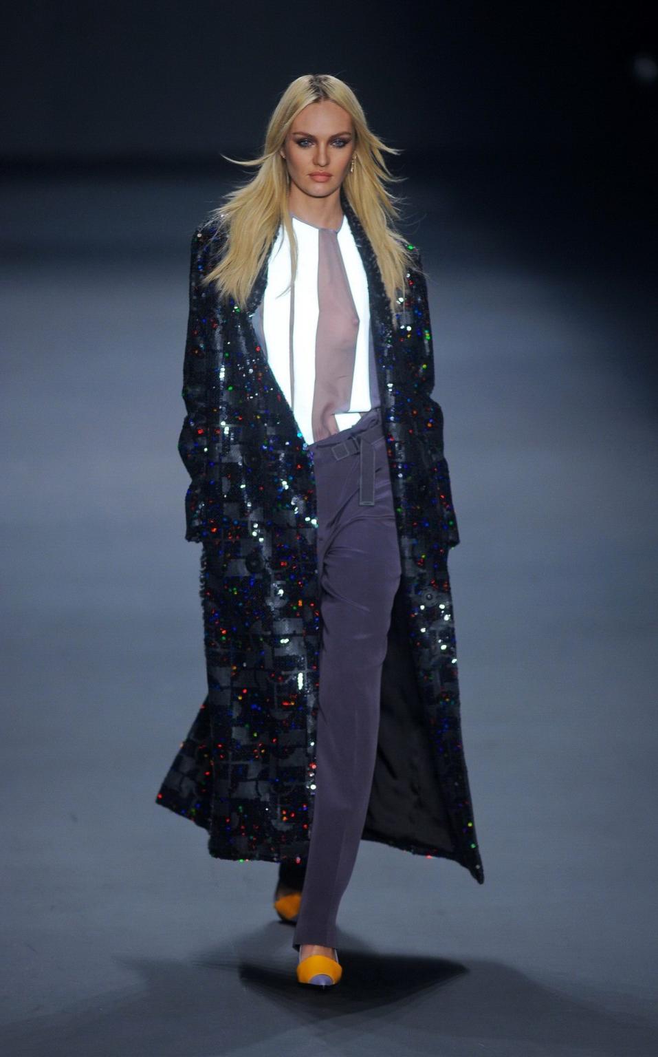 16P Candice Swanepoel shows off her boobs wearing a see through top on the catwalk a