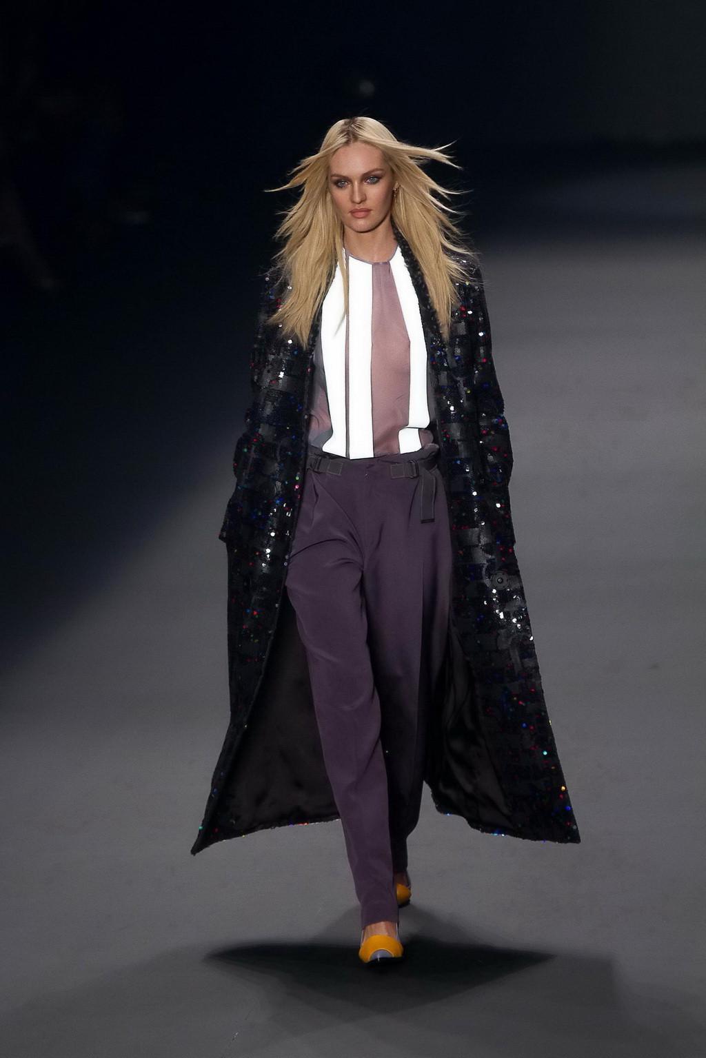 16P Candice Swanepoel shows off her boobs wearing a see through top on the catwalk a