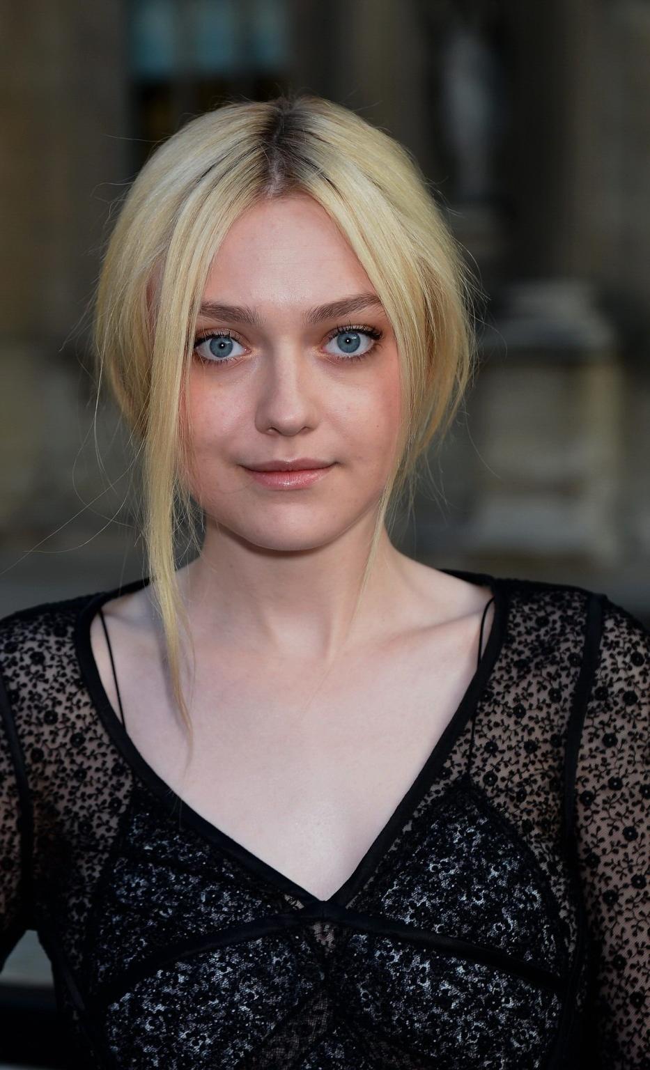 16P Dakota Fanning wearing black see-through dress at Louis Vuitton Spring 2014 Fash