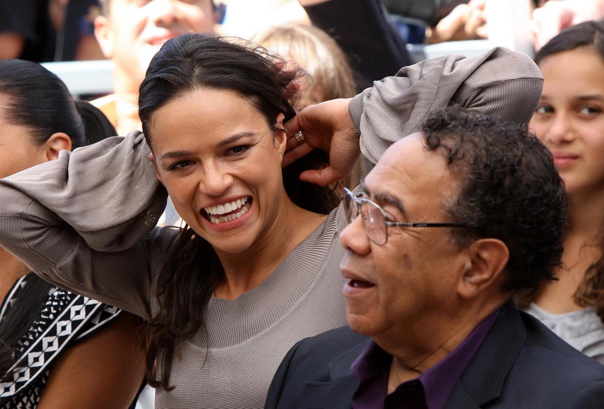 16P Michelle Rodriguez ohne BH trägt ein leicht durchsichtiges Kleid bei Vin Diesel