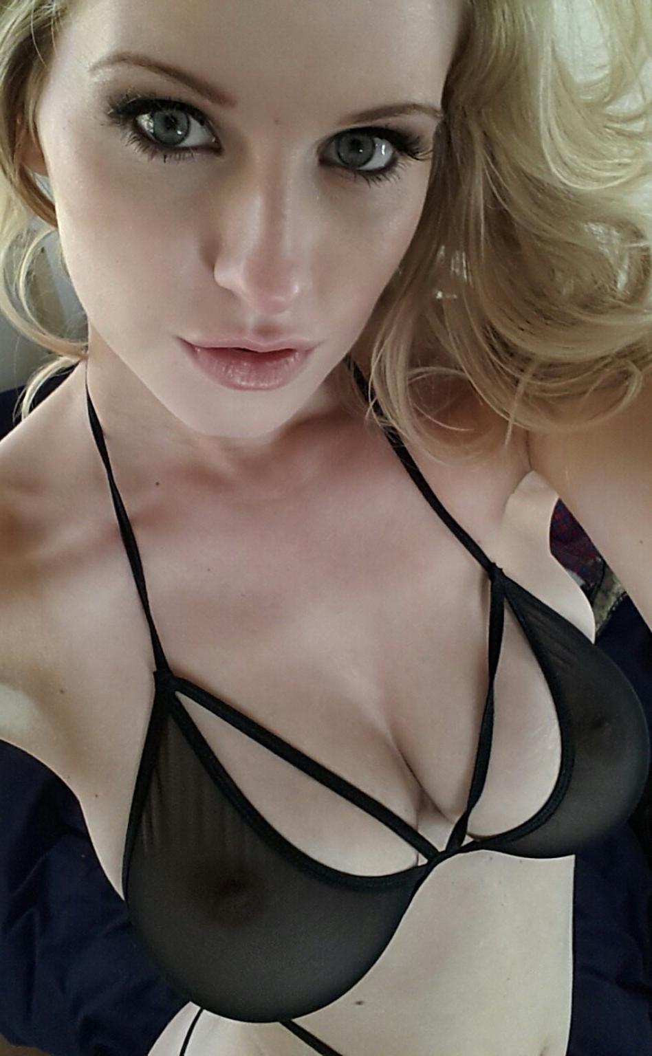 16P Jessica Davies hat ein heißes Selbstfoto gemacht, während sie ihre schwarzen durchsichtigen Dessous auszog