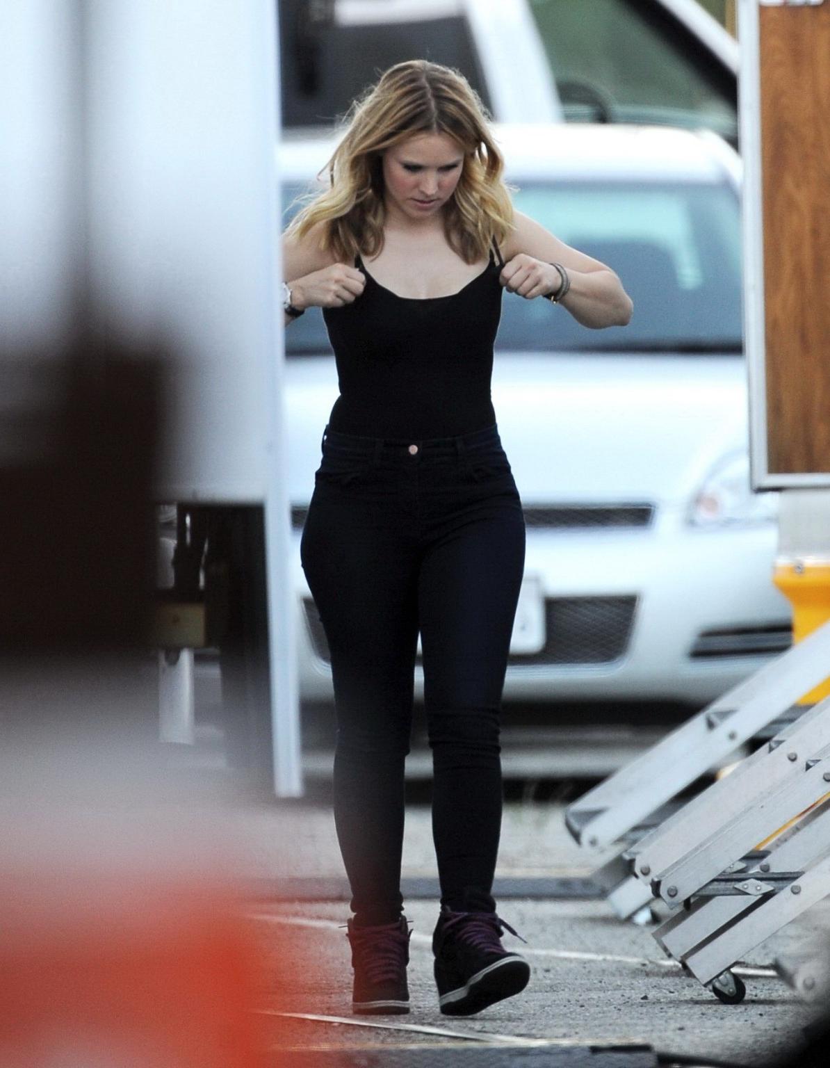 16P Kristen Bell slipping out of a skimpy black top on the set of Veronica Mars in L