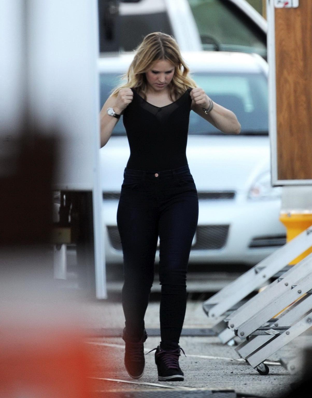 16P Kristen Bell slipping out of a skimpy black top on the set of Veronica Mars in L