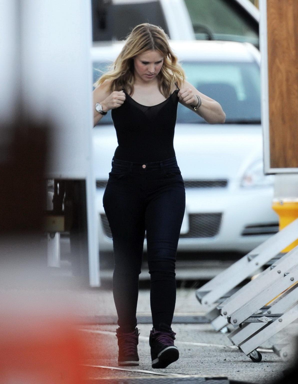 16P Kristen Bell slipping out of a skimpy black top on the set of Veronica Mars in L