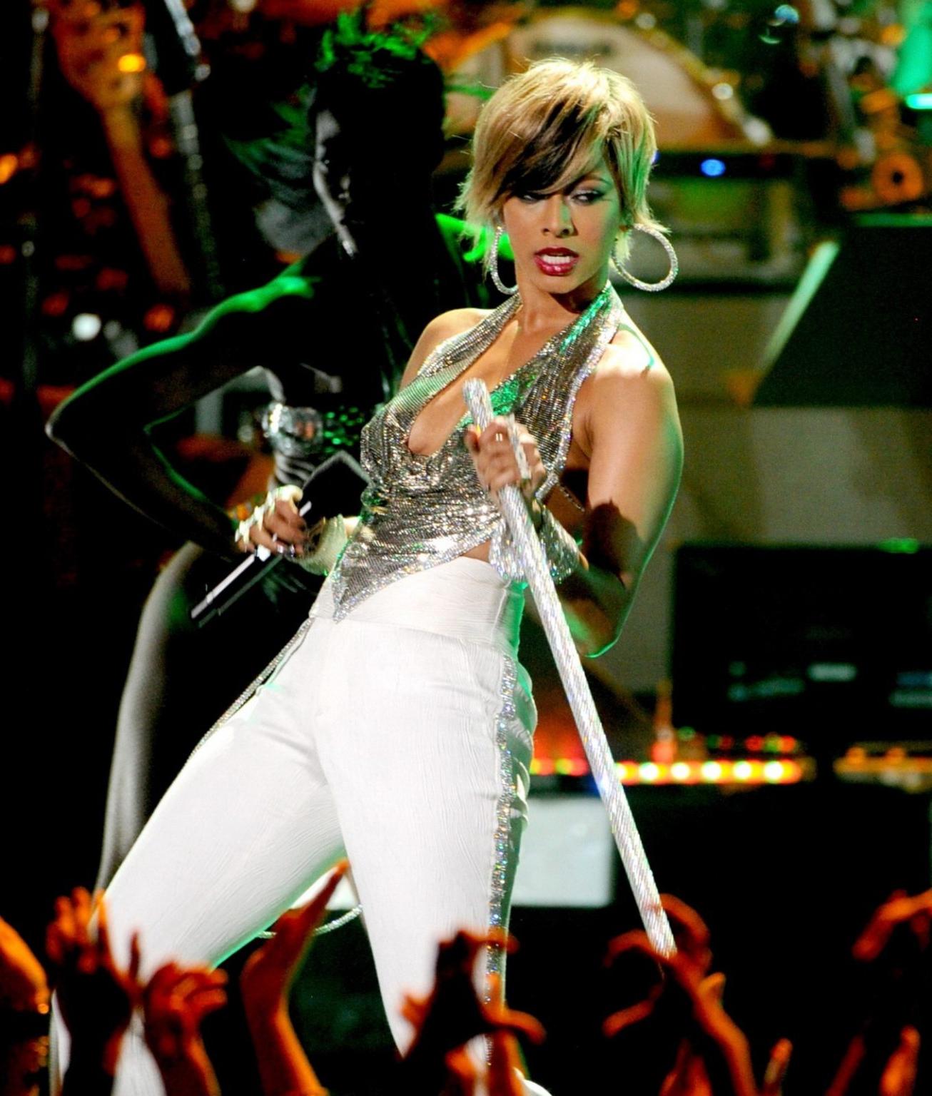 10P Keri Hilson busty wearing a revealing top on VH1 Divas 2012 in Los Angeles