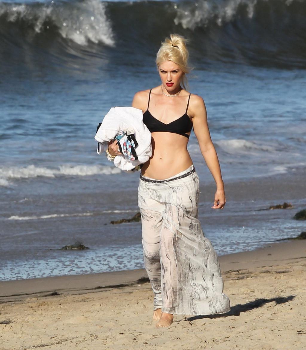 8P Gwen Stefani shows off her hot body wearing black bikini top and see-through ski