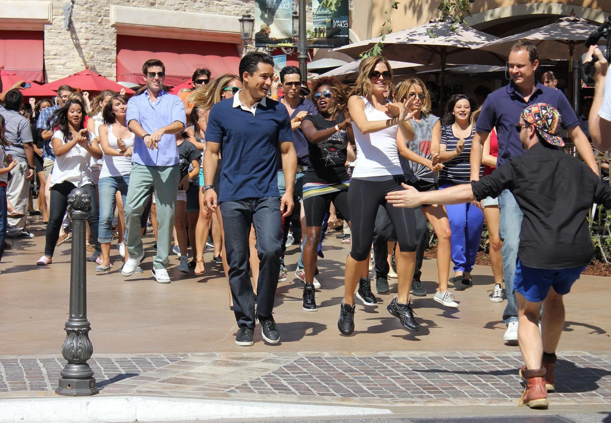 10P Maria Menounos booty shows pokies wearing skimpy top and tights on a set of Extr