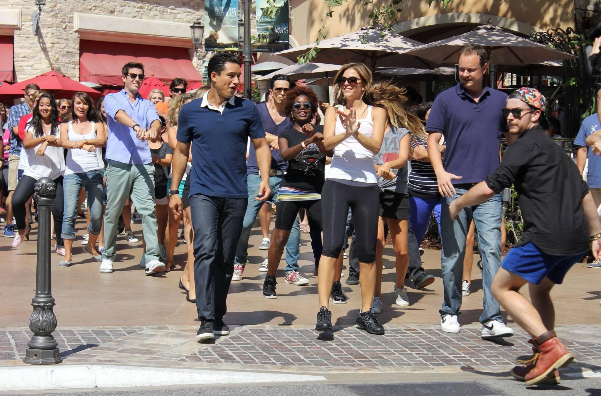 10P Maria Menounos booty shows pokies wearing skimpy top and tights on a set of Extr