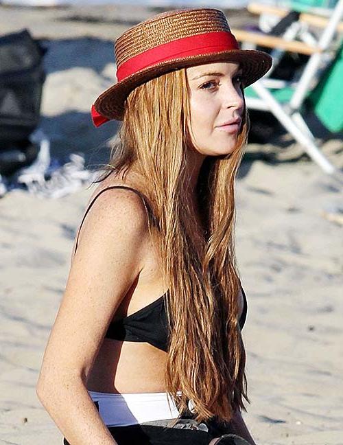 9P Lindsay Lohan exposing huge boobs in bikini top on beach
