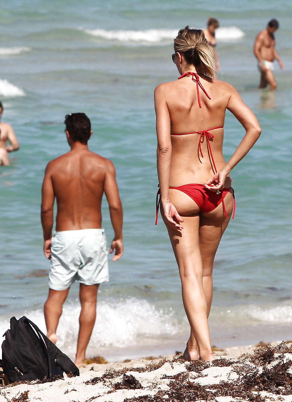 10P Rita Rusic exposing her big tit on beach oops paparazzi pictures
