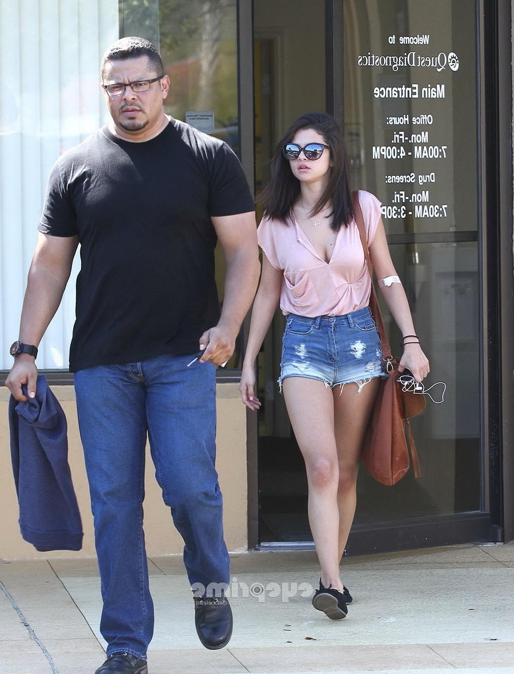 16P Selena Gomez booty and busty in shorts on set of Spring Breakers in Florida
