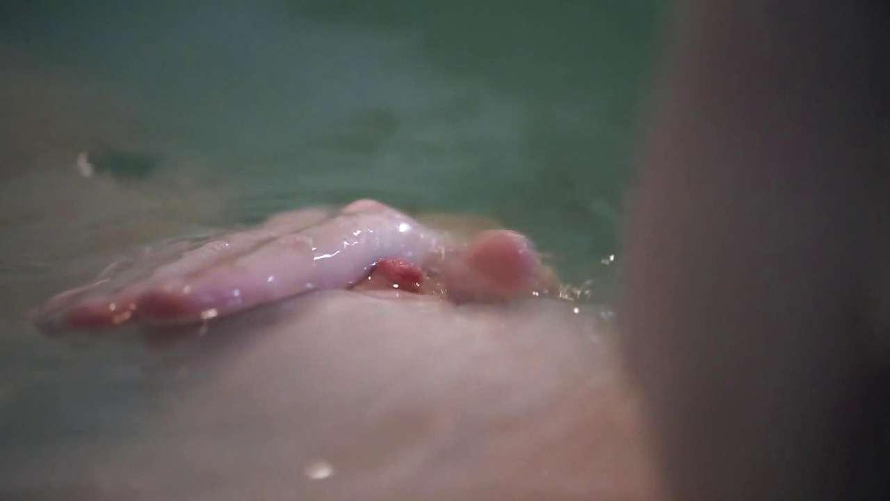 16P Melissa George showing her nice tits in bathtub and making out with guy