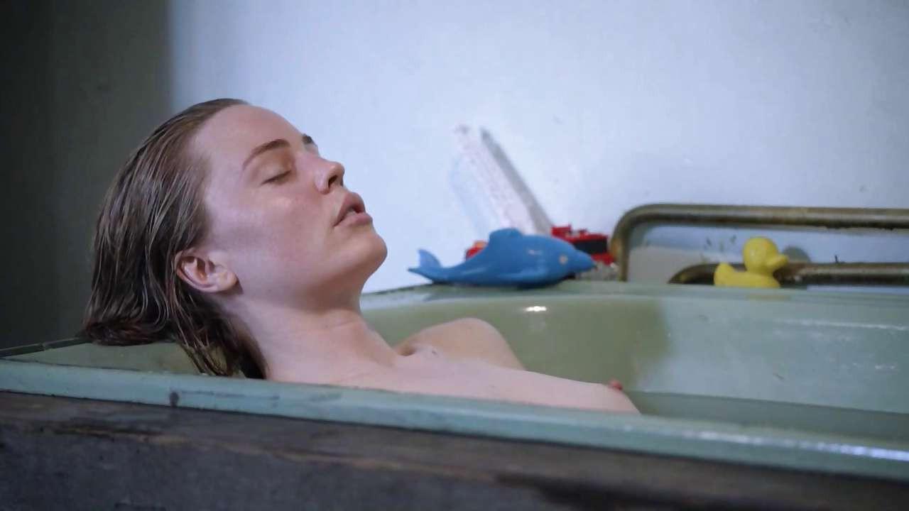 16P Melissa George showing her nice tits in bathtub and making out with guy