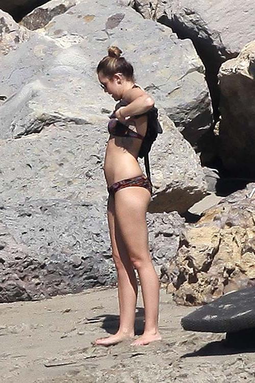16P Miley Cyrus looking very hot and sexy on her private photos