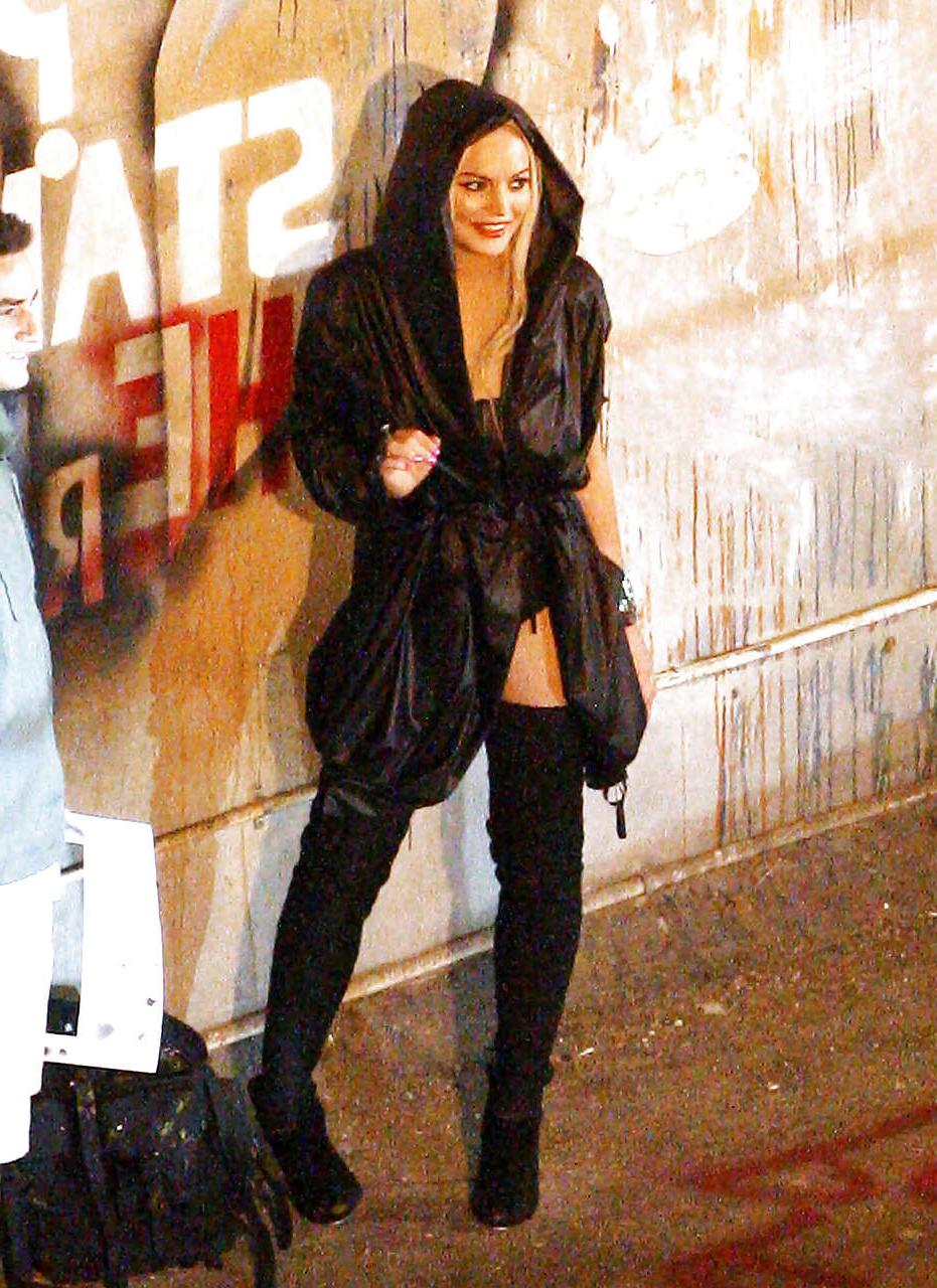 16P Lindsay Lohan showing her tits downblouse and in see thru paparazzi photos