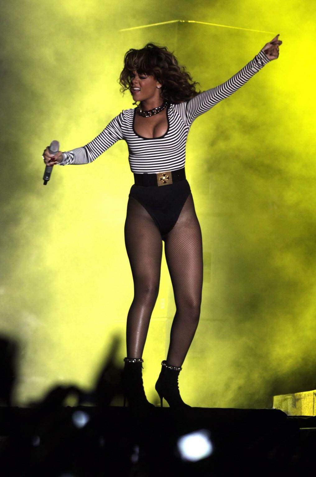 16P Rihanna downblouse while performing in Sao Paulo, Brazil
