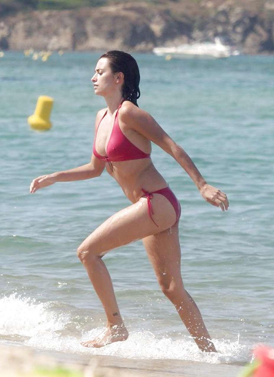 16P Penelope Cruz giving paparazzi great view on her tits on beach