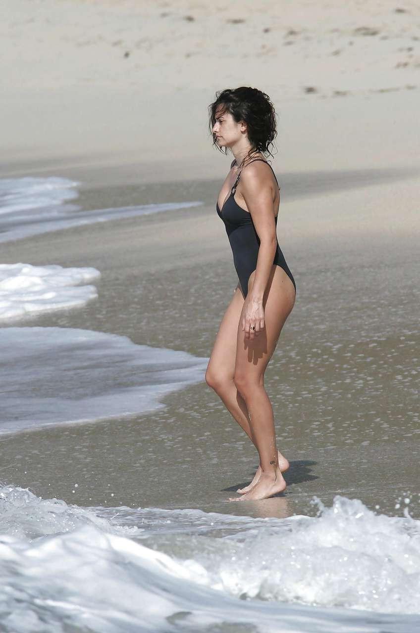 16P Penelope Cruz giving paparazzi great view on her tits on beach