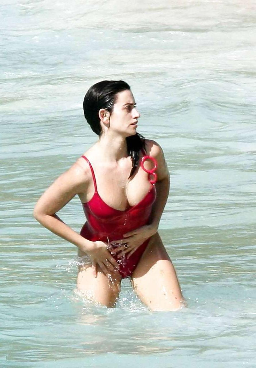 16P Penelope Cruz giving paparazzi great view on her tits on beach