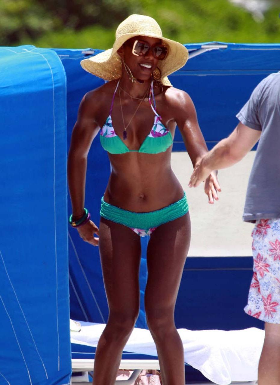16P Kelly Rowland fucking sexy and hot double nipple slip paparazzi photos