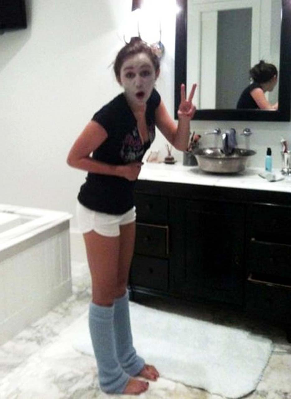 16P Miley Cyrus fucking sexy and hot see thru and side boob photos