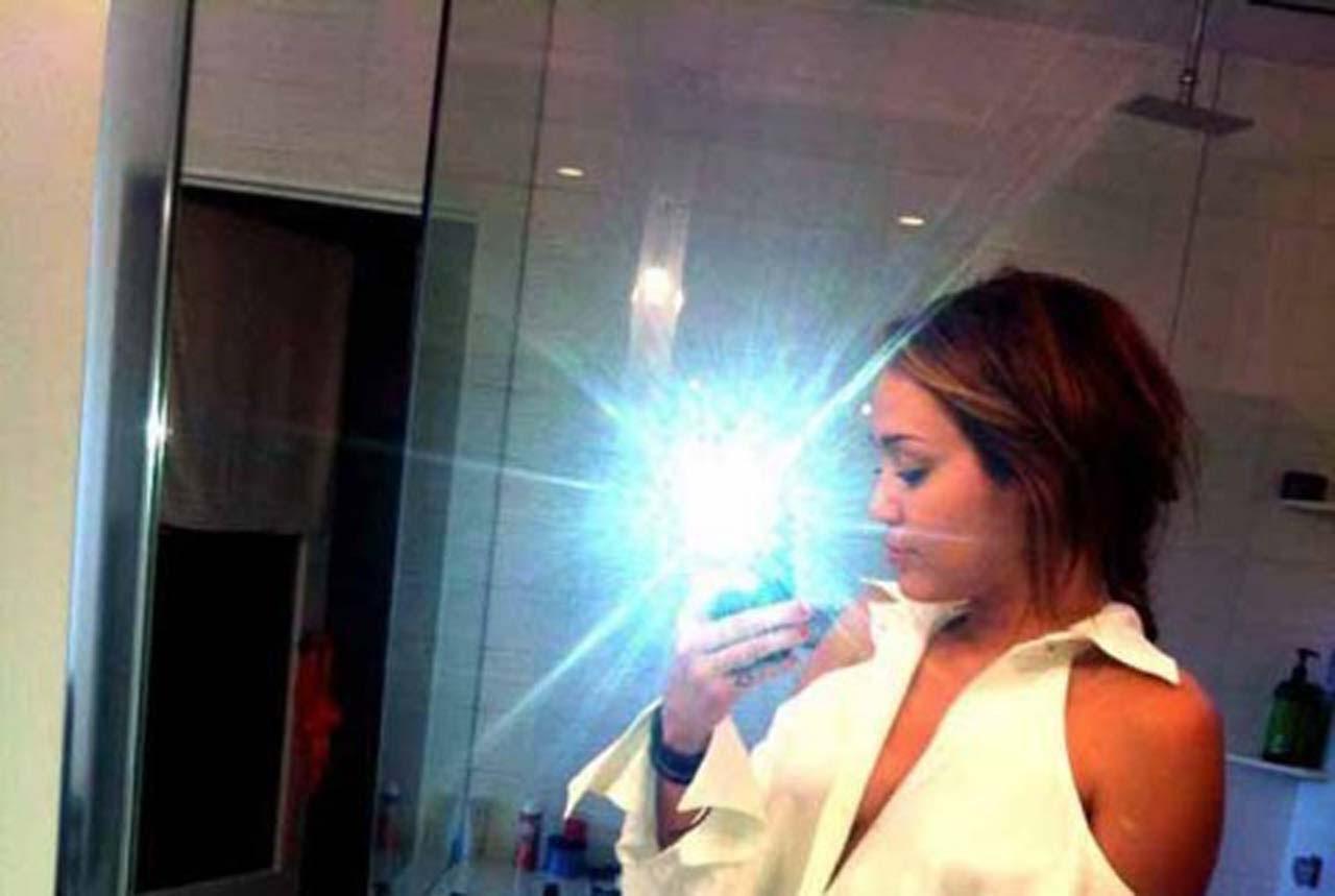 16P Miley Cyrus fucking sexy and hot see thru and side boob photos