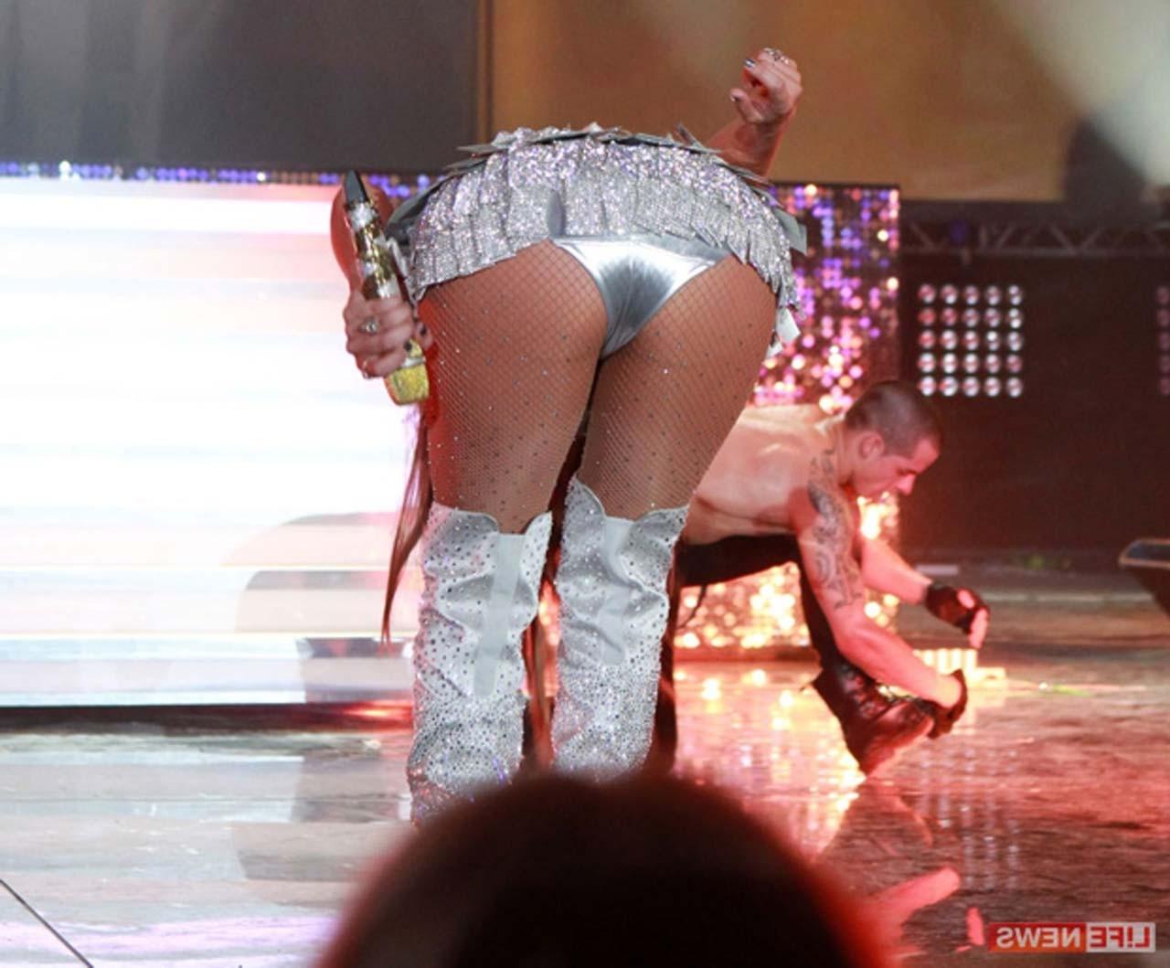 16P Jennifer Lopez exposing fucking sexy ass on stage and nice tits in bikini top