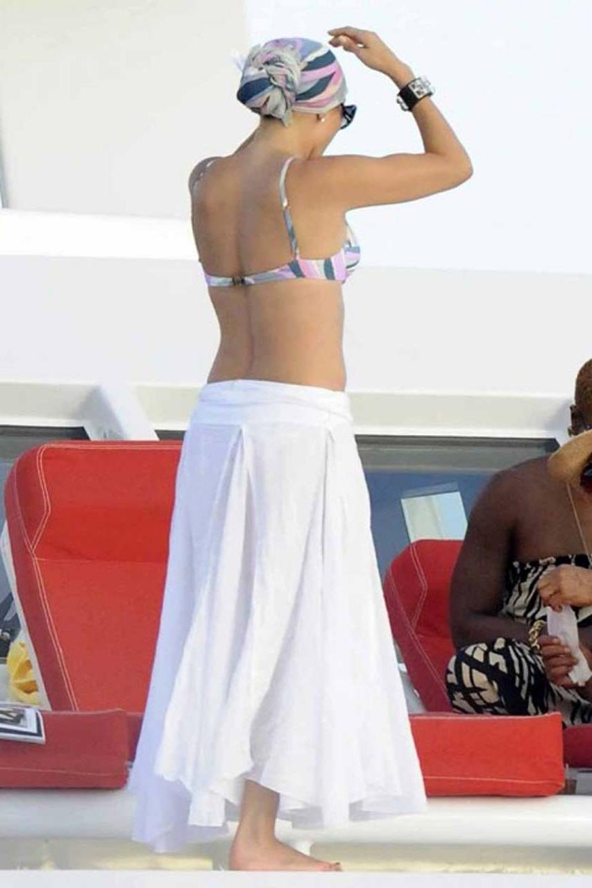16P Jennifer Lopez exposing fucking sexy ass on stage and nice tits in bikini top