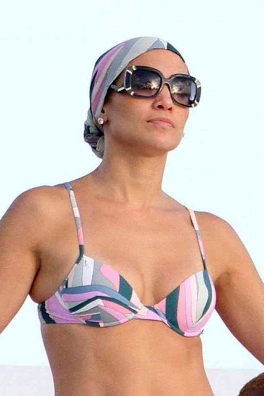 16P Jennifer Lopez exposing fucking sexy ass on stage and nice tits in bikini top