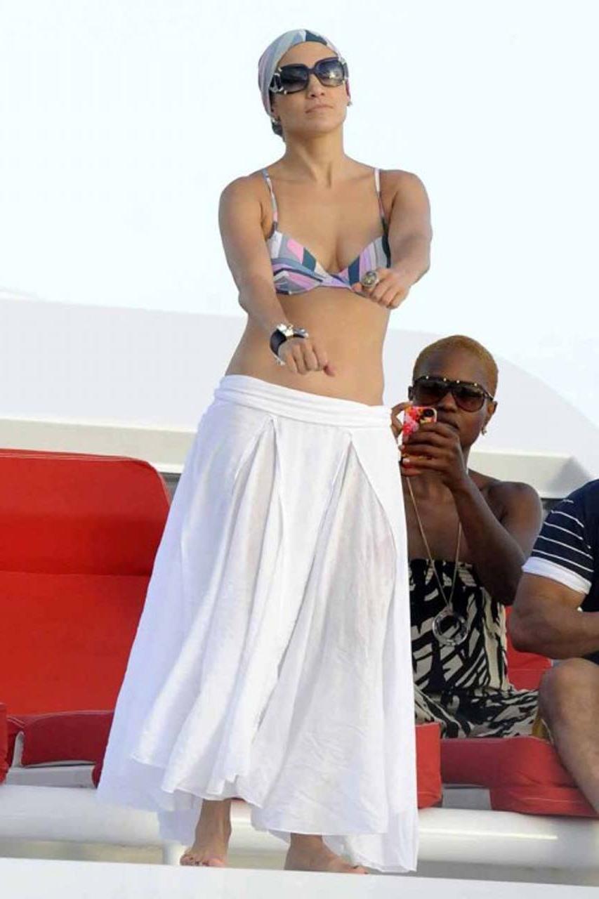 16P Jennifer Lopez exposing fucking sexy ass on stage and nice tits in bikini top