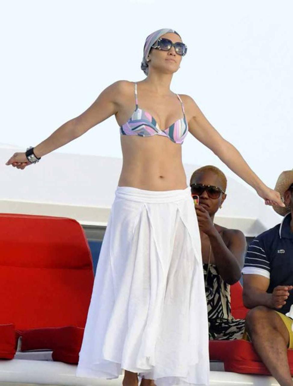 16P Jennifer Lopez exposing fucking sexy ass on stage and nice tits in bikini top