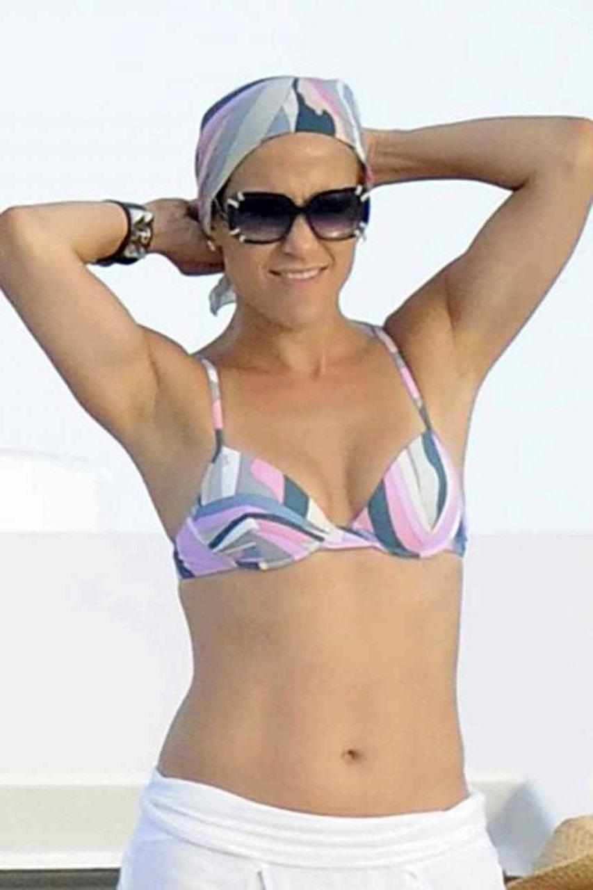 16P Jennifer Lopez exposing fucking sexy ass on stage and nice tits in bikini top