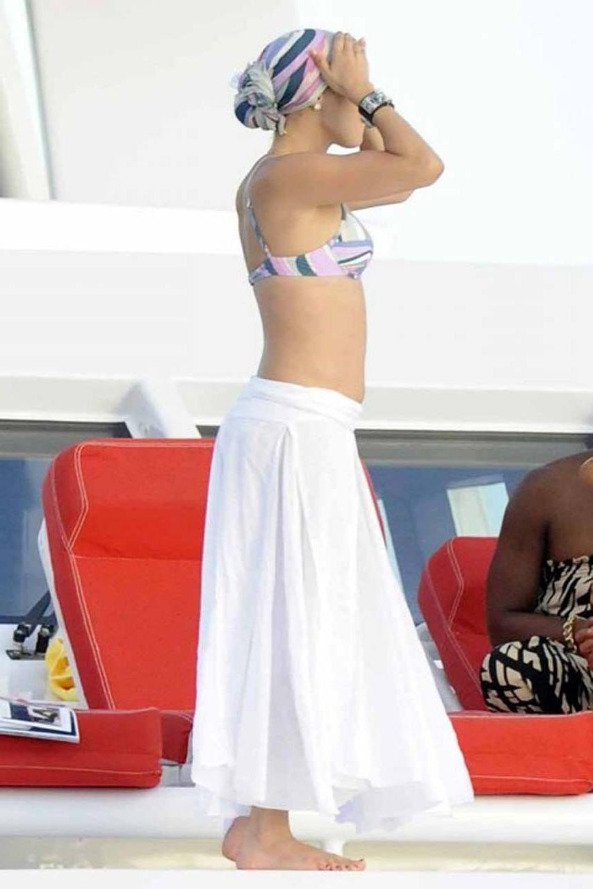 16P Jennifer Lopez exposing fucking sexy ass on stage and nice tits in bikini top
