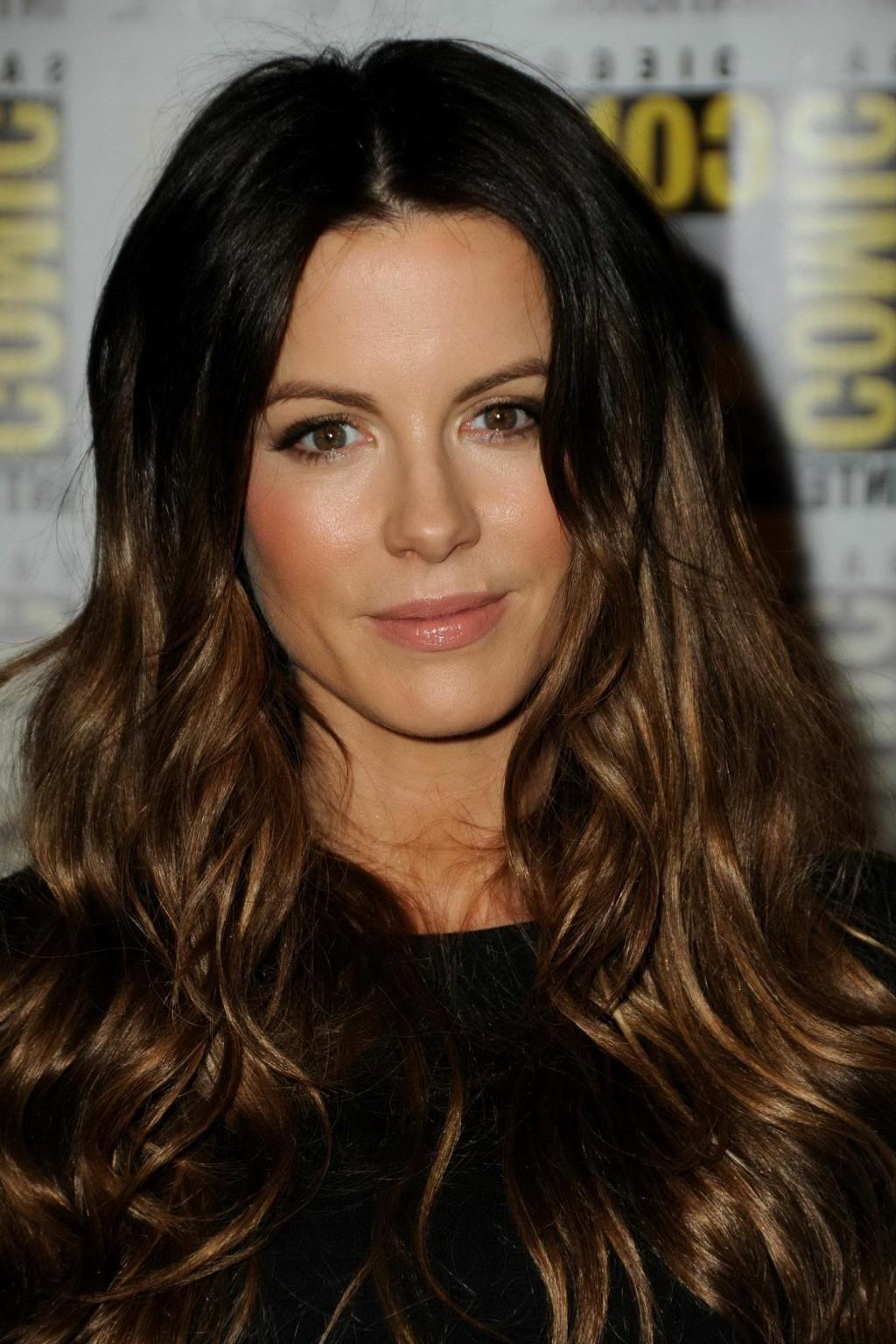 16P Kate Beckinsale leggy wearing black mini dress at Comic-Con in San Diego