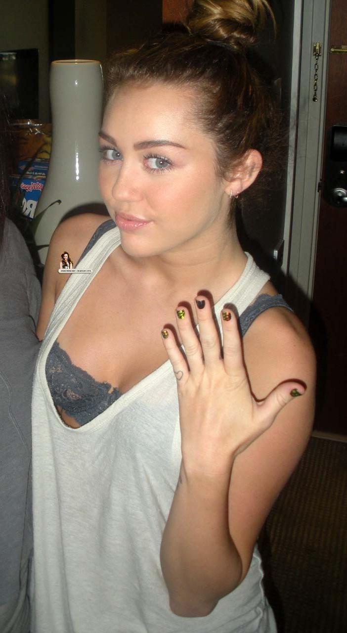 16P Miley Cyrus looking fucking sexy and hot on her private photos