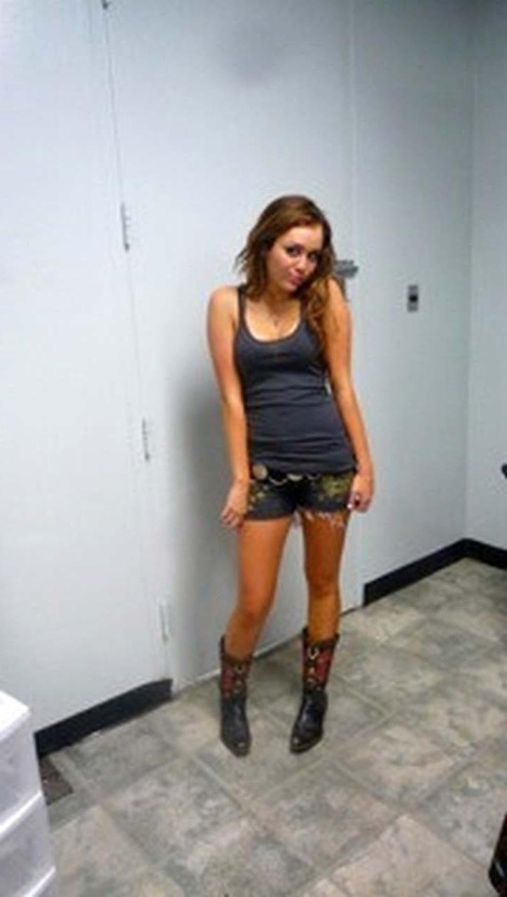 16P Miley Cyrus looking fucking sexy and hot on her private photos