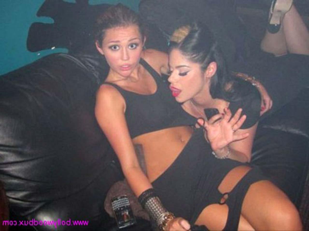 16P Miley Cyrus looking fucking sexy and hot on her private photos