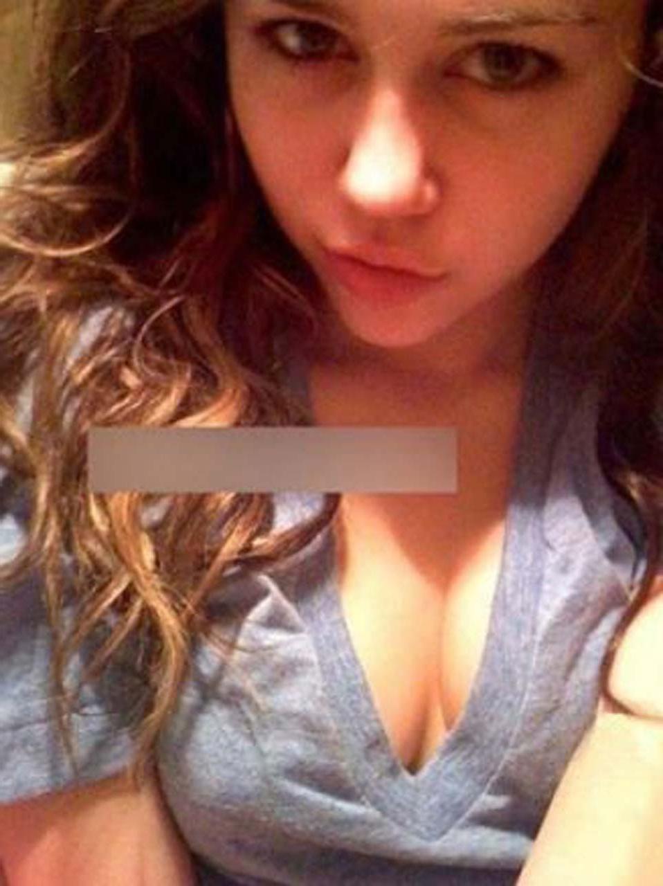 16P Miley Cyrus looking fucking sexy and hot on her private photos
