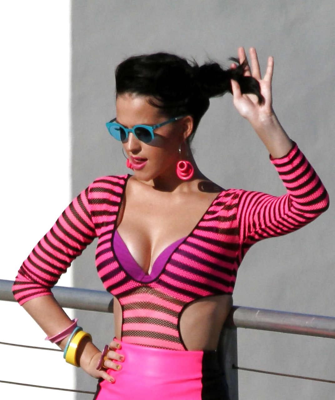 16P Katy Perry downblouse and upskirt in mini skirt paparazzi pictures