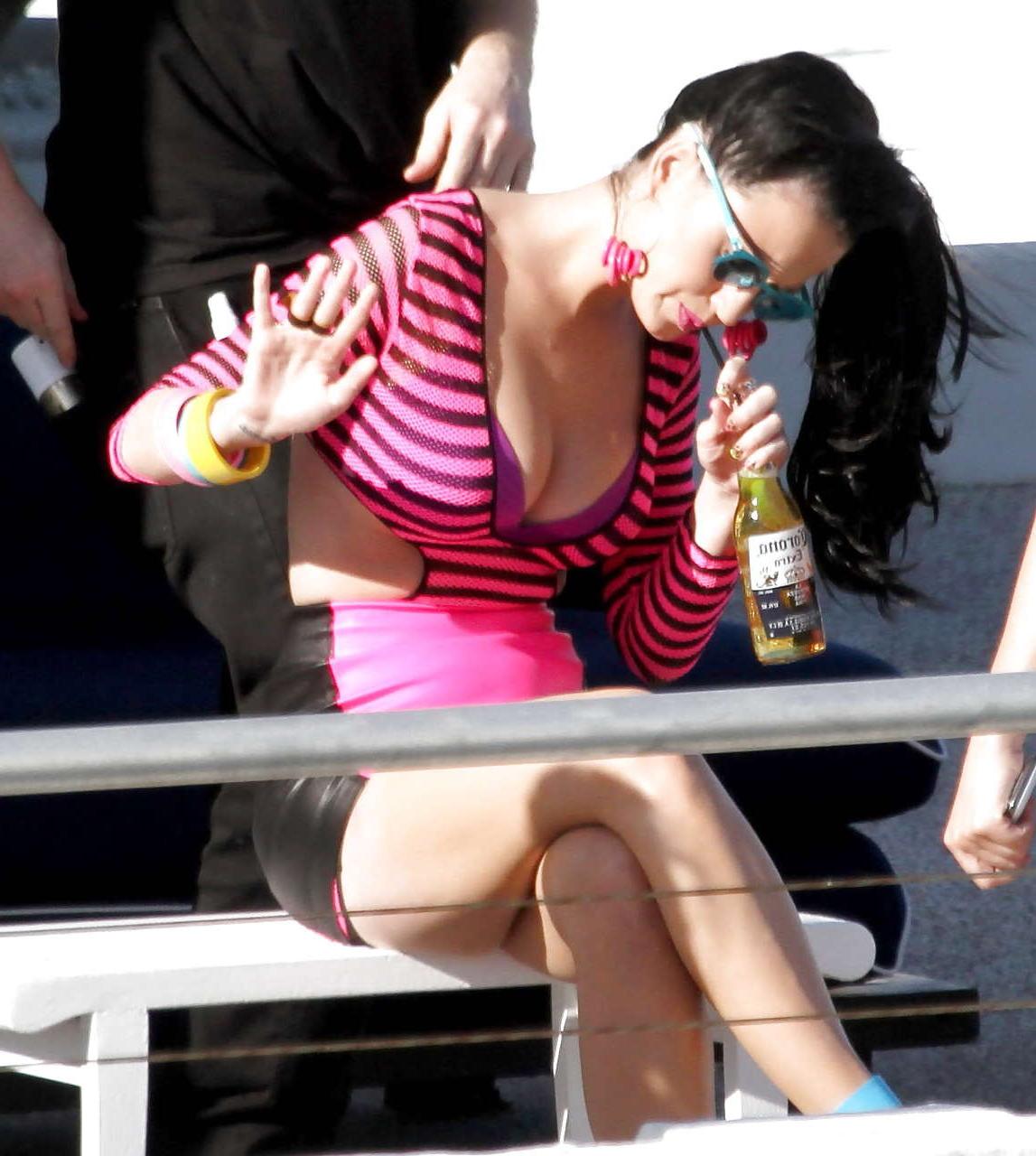 16P Katy Perry downblouse and upskirt in mini skirt paparazzi pictures