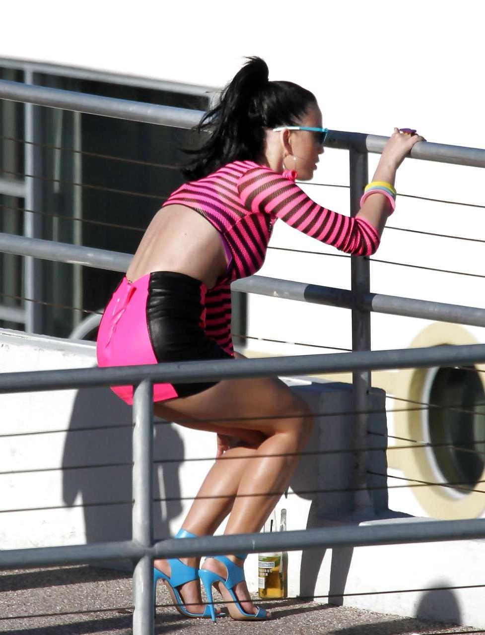 16P Katy Perry downblouse and upskirt in mini skirt paparazzi pictures
