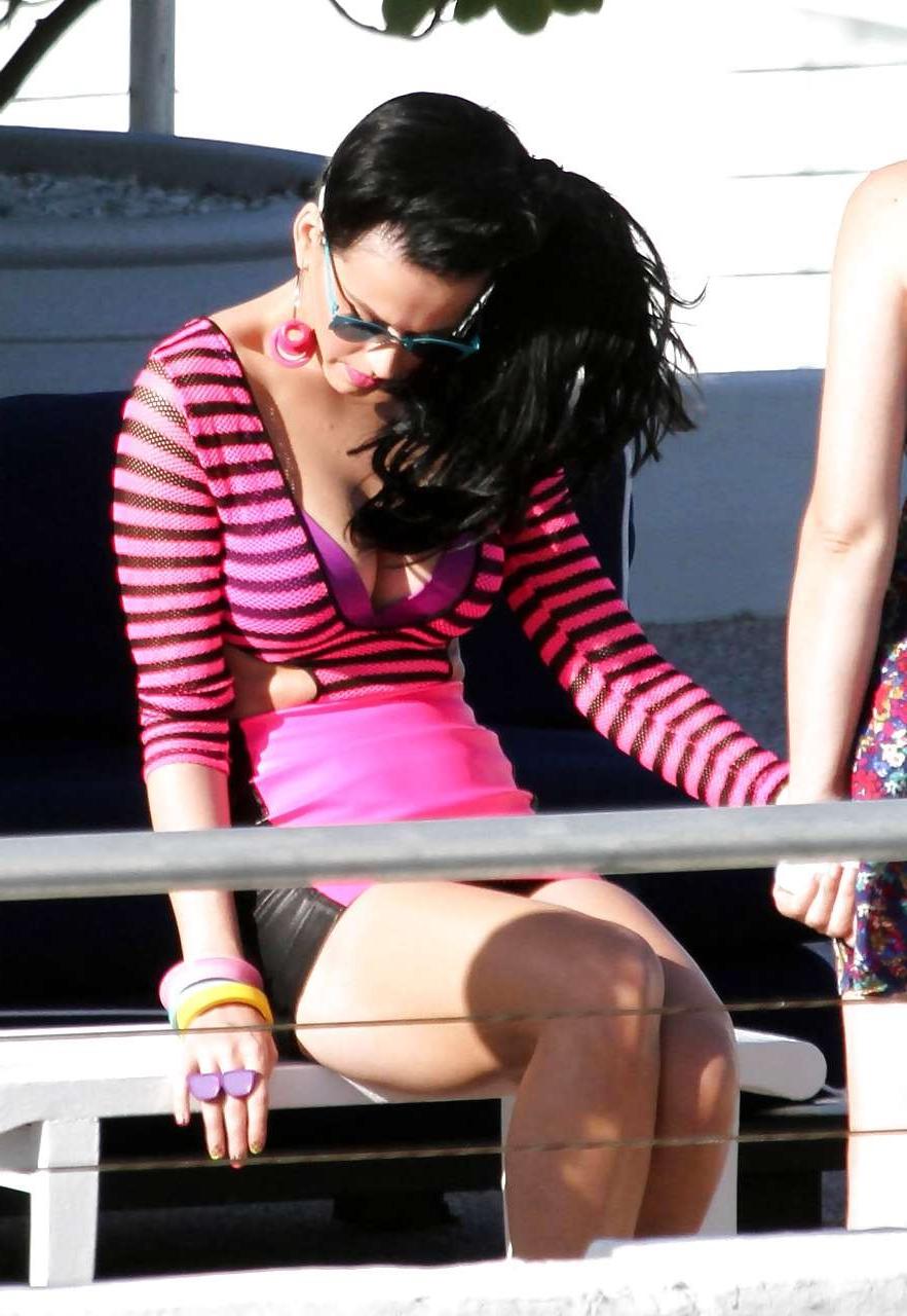 16P Katy Perry downblouse and upskirt in mini skirt paparazzi pictures