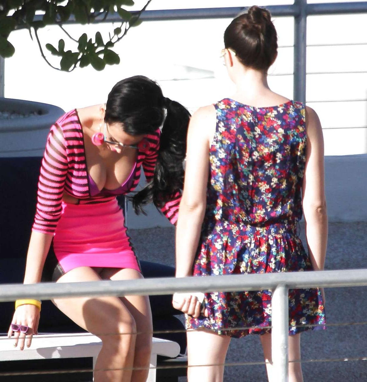16P Katy Perry downblouse and upskirt in mini skirt paparazzi pictures