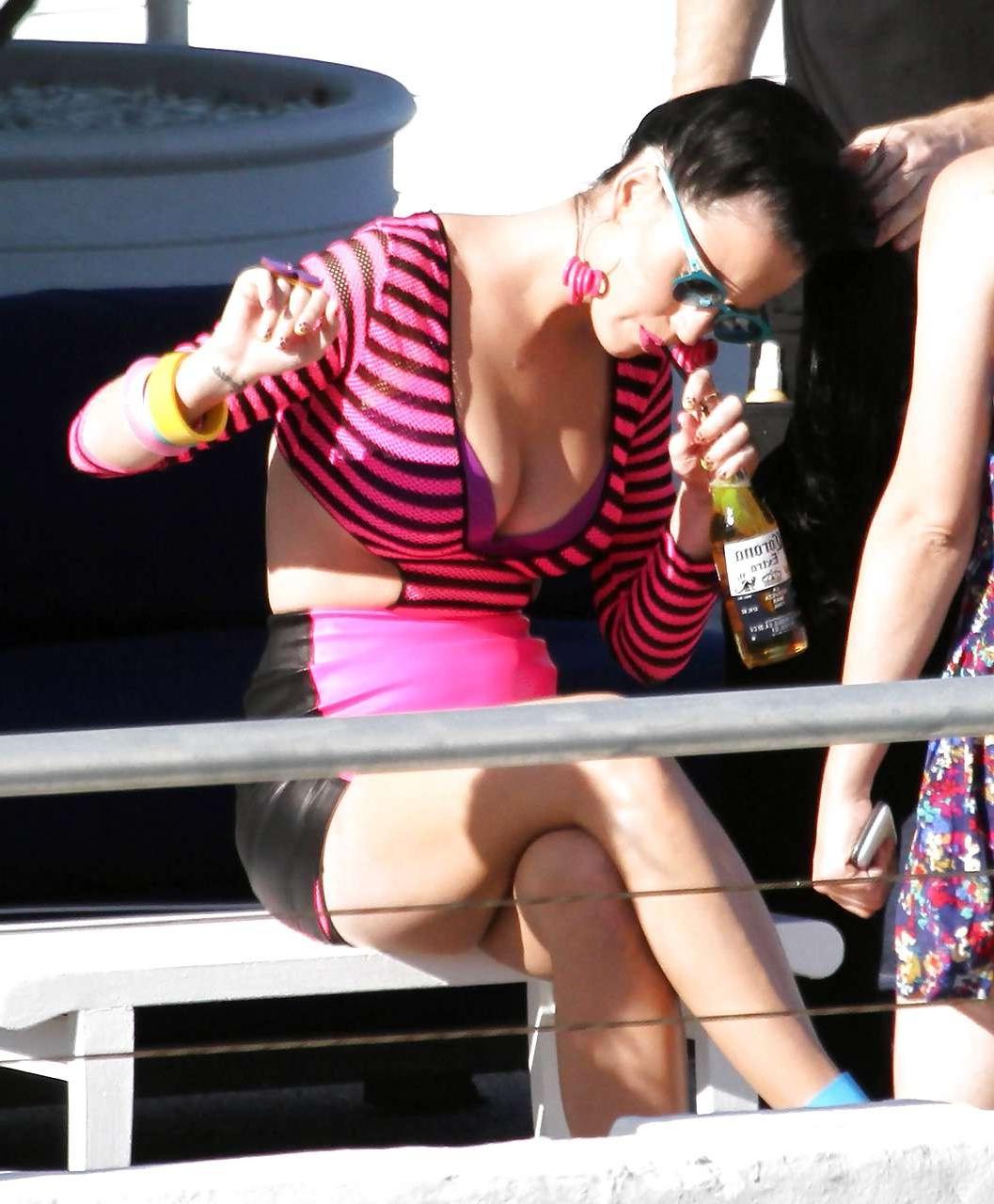 16P Katy Perry downblouse and upskirt in mini skirt paparazzi pictures