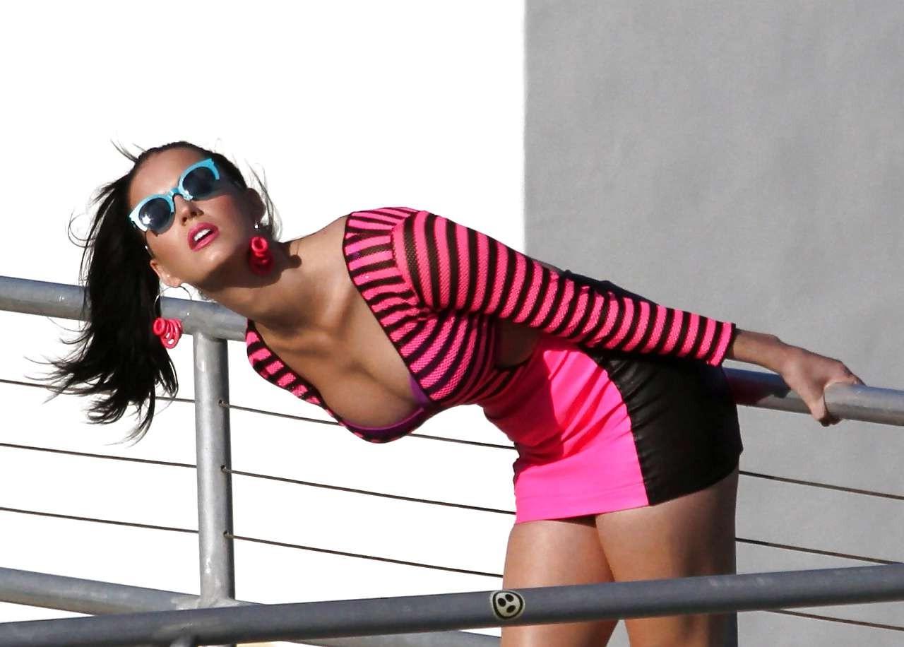 16P Katy Perry downblouse and upskirt in mini skirt paparazzi pictures