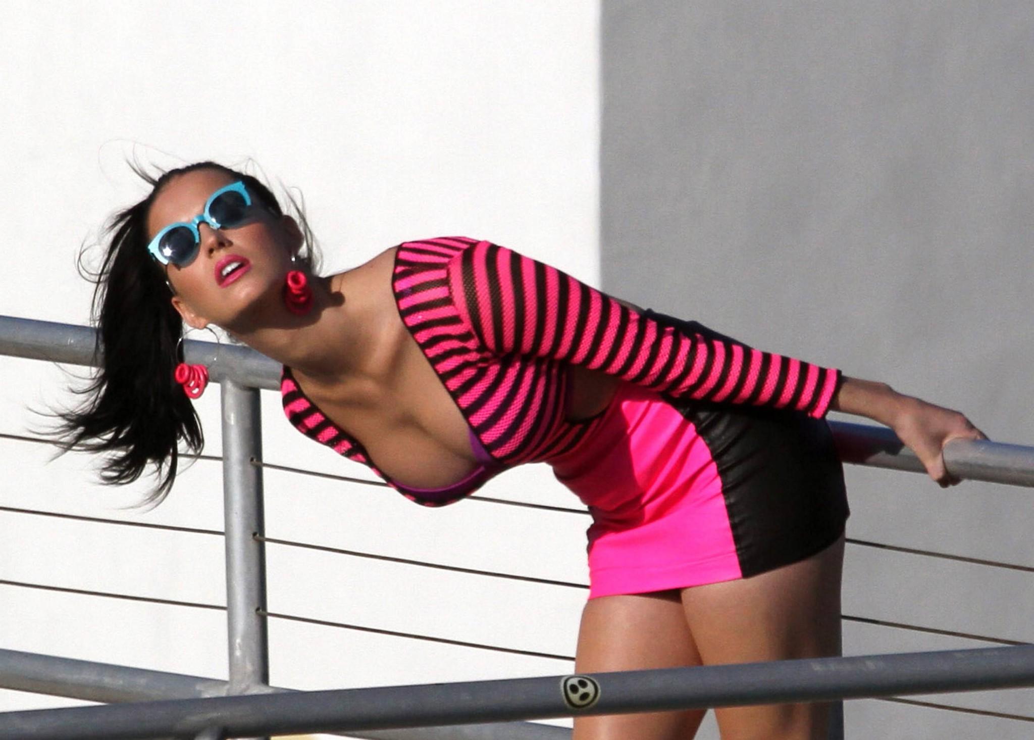 16P Katy Perry downblouse at the rooftop photoshoot in Miami